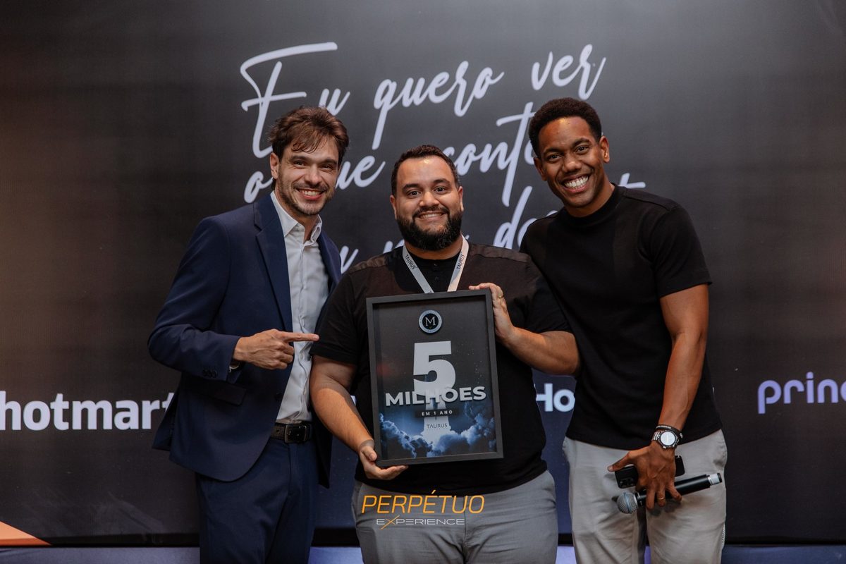 Leandro no palco do Perpétuo Experience recebendo a Placa de 5 Milhões